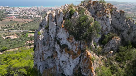 vista aérea de la montaña con el paisaje urbano y el océano costero