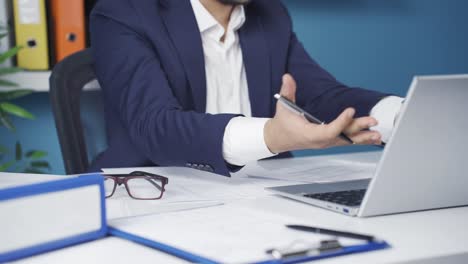 un hombre de negocios con malos negocios arrugó el papel.