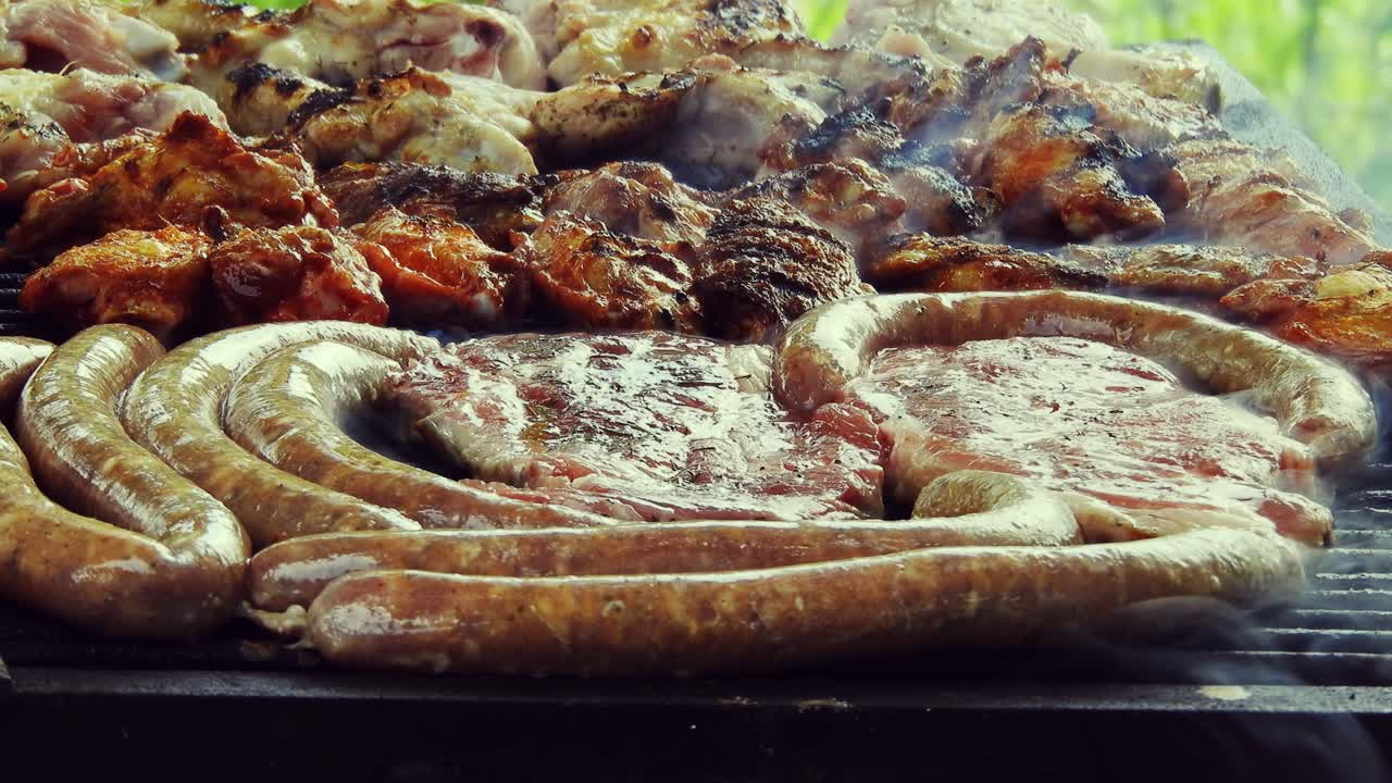 salchicha a la parrilla en la parrilla en llamas