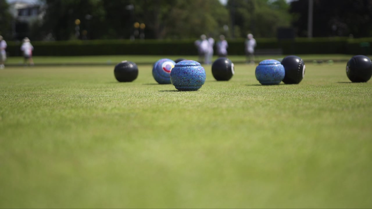 Et spil bowls, der spilles med anonyme spillere i baggrunden