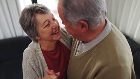 baile, amor y una pareja de ancianos en su casa