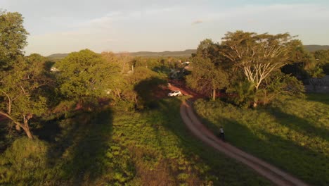 Vuelo-Aéreo-Mujer-Con-Bicicleta-En-La-Naturaleza