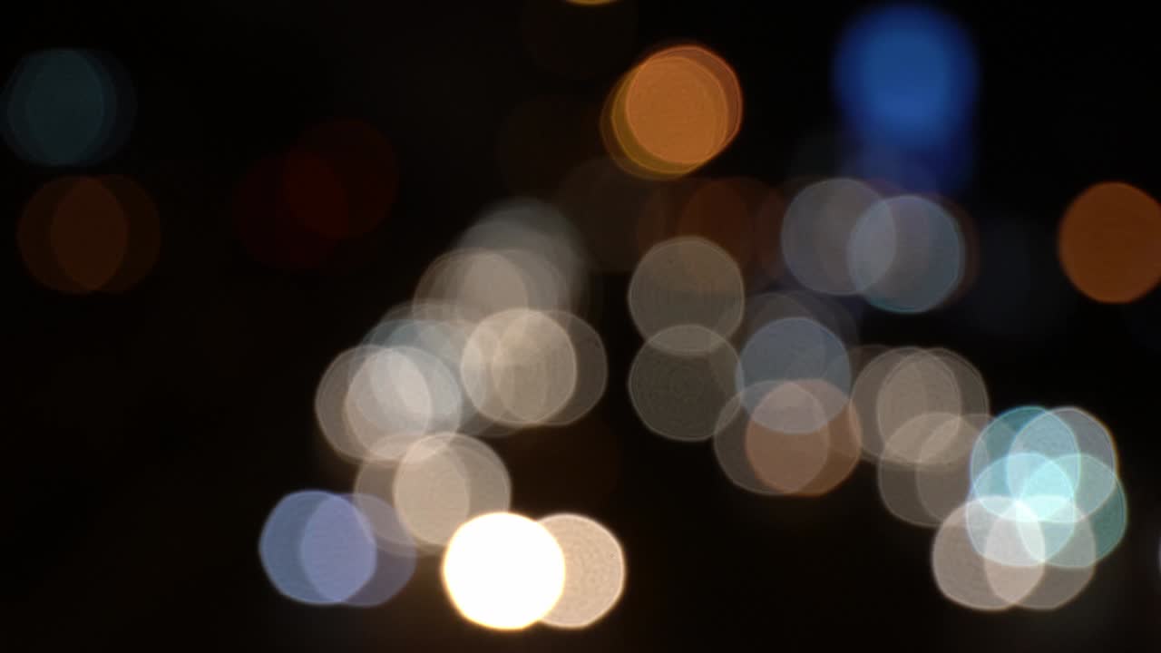 círculo borroso bokeh tráfico en la carretera por la noche