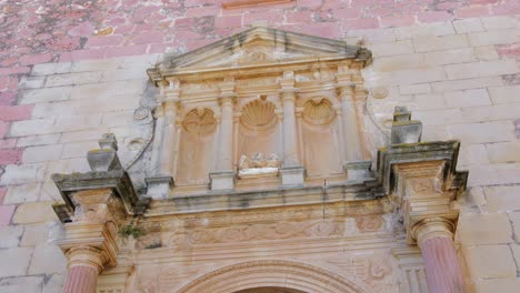 fachada principal de la iglesia de la asunción en vilafames, castellon, españa - tiro de ángulo bajo