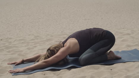 Schöne-Frau,-Die-Yoga-Macht-Und-In-Die-Kinderpose-Geht