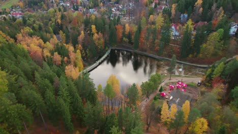 Karpacz,-Polen,-Drohnen-Orbitansicht-Des-Łomnica-Staudamms,-Herbstlandschaft