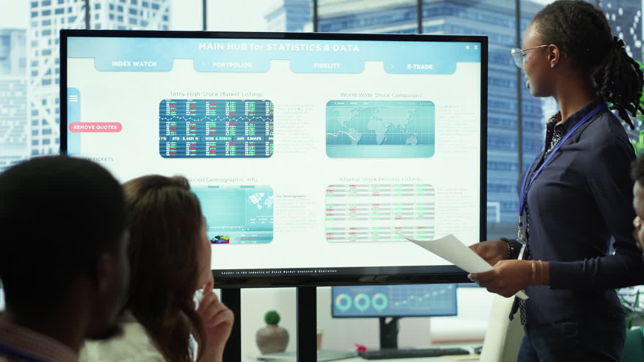 gerente de contabilidad revisando los números del presupuesto después de todos los costos mensuales