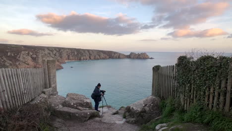 Ein-Indischer-Männlicher-Fotograf-Bereitet-Sich-Darauf-Vor,-Ein-Landschaftsfoto-Am-Strand-Von-Porthcurno-Aufzunehmen