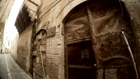 viejas puertas y puertas cerradas con la colocación de ladrillos estrecha calle antigua en urfa