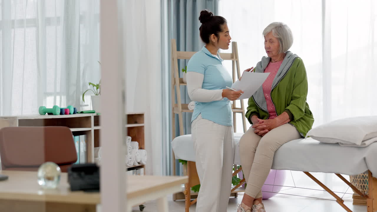 fisioterapeuta, mujer de edad avanzada