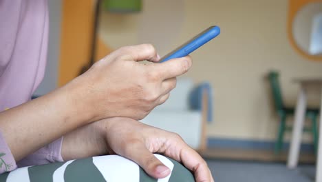 mujer usando un teléfono inteligente
