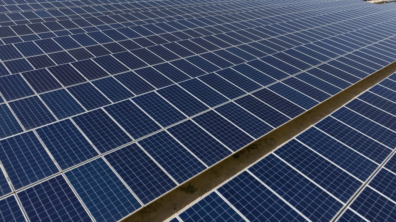 Vista aerea che sorvola i collettori solari di un impianto di energia solare a Malta.