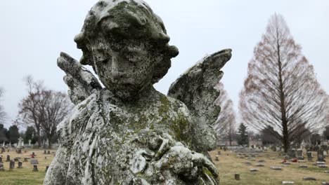 Angel-on-top-of-gravestone