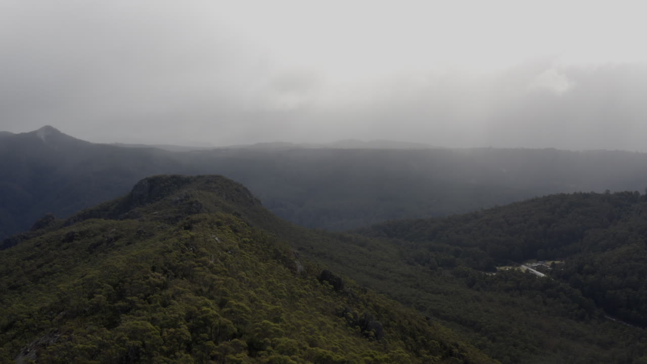 antena: drone volando sobre una línea de cresta boscosa cerca de cradle mountain, tasmania