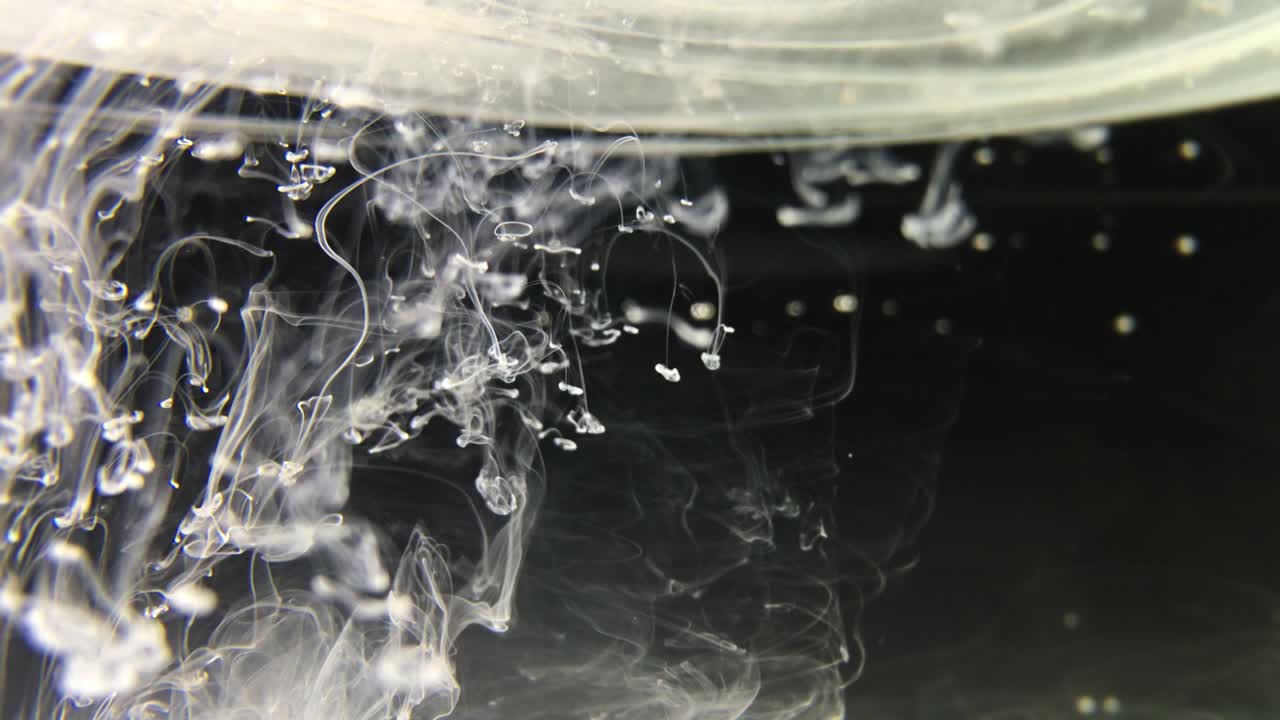 tinta atmosférica blanca con nubes blancas muy finas