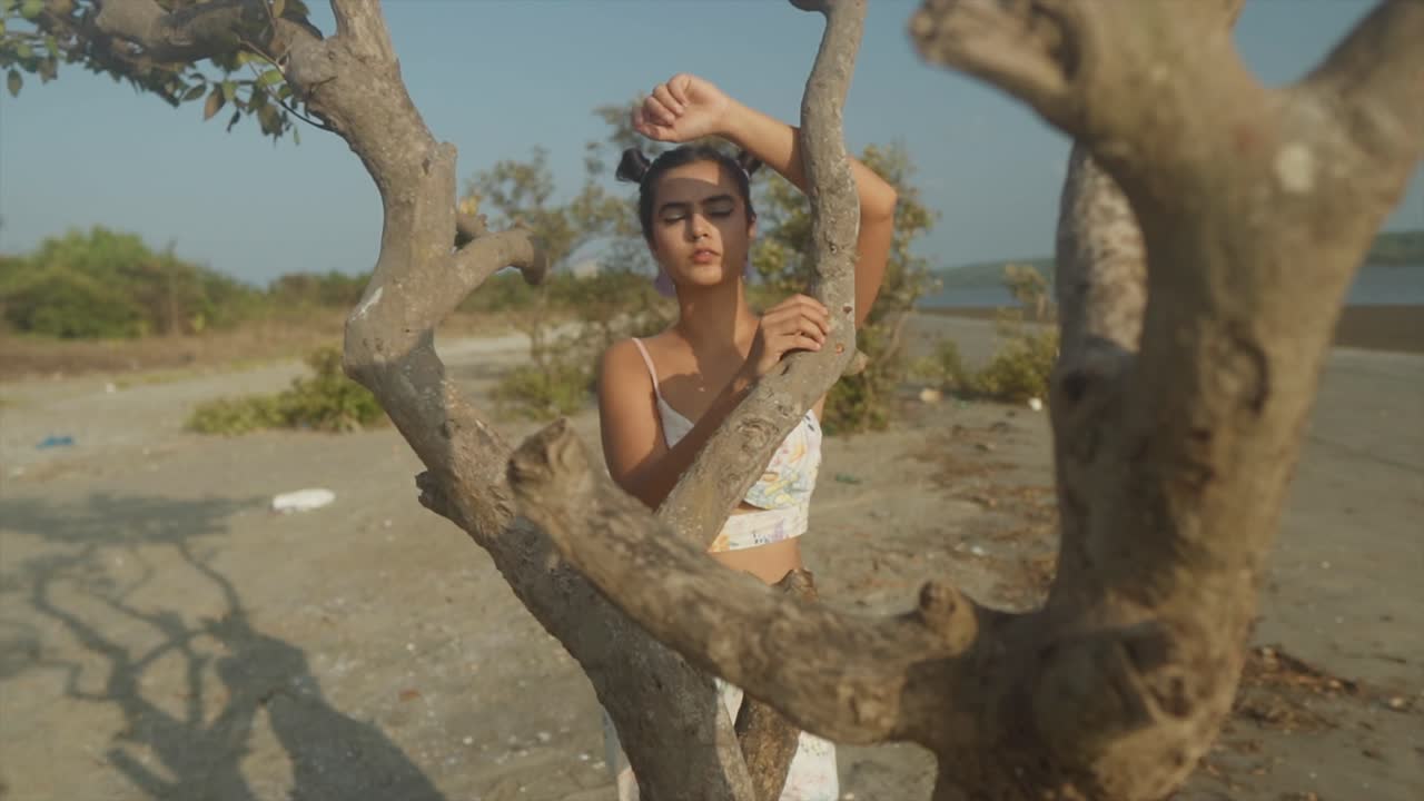 hermoso y pacífico retrato de una mujer de raza mixta de pie en la naturaleza junto a la corteza de un árbol con sentimientos de problema de contaminación