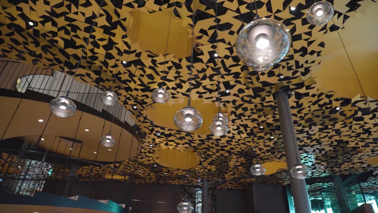 el interior de la casa de la música húngara con iluminación moderna y globos de vidrio suspendidos, mostrando un diseño elegante y artístico