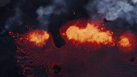 lava fundida y ardiente que brota del manto terrestre, volcán de fisura activo