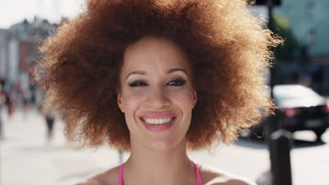 retrato en cámara lenta de una mujer de raza mixta feliz y sonriente