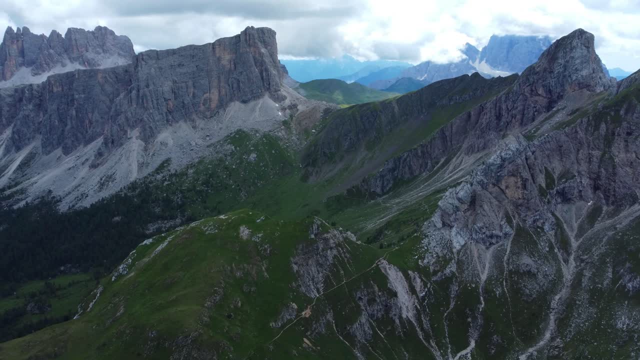 Volo aereo con drone sopra le maestose cime delle Dolomiti, Italia