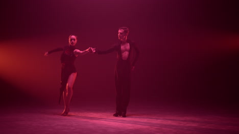 una pareja de salón de baile haciendo la llamada de cortina en el interior. bailarines inclinándose después de la actuación.