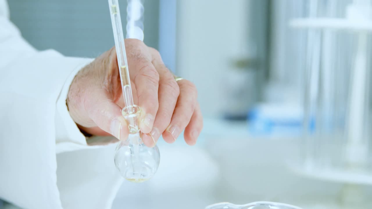 실험실에서 실험하는 과학자 4k