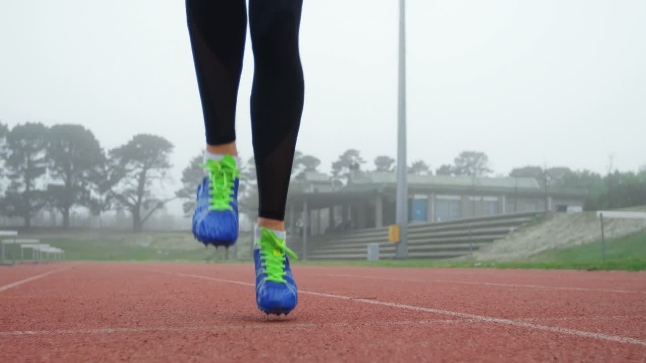 달리기 트랙 에서 운동 하는 여자 운동 선수 의 낮은 부분 4k