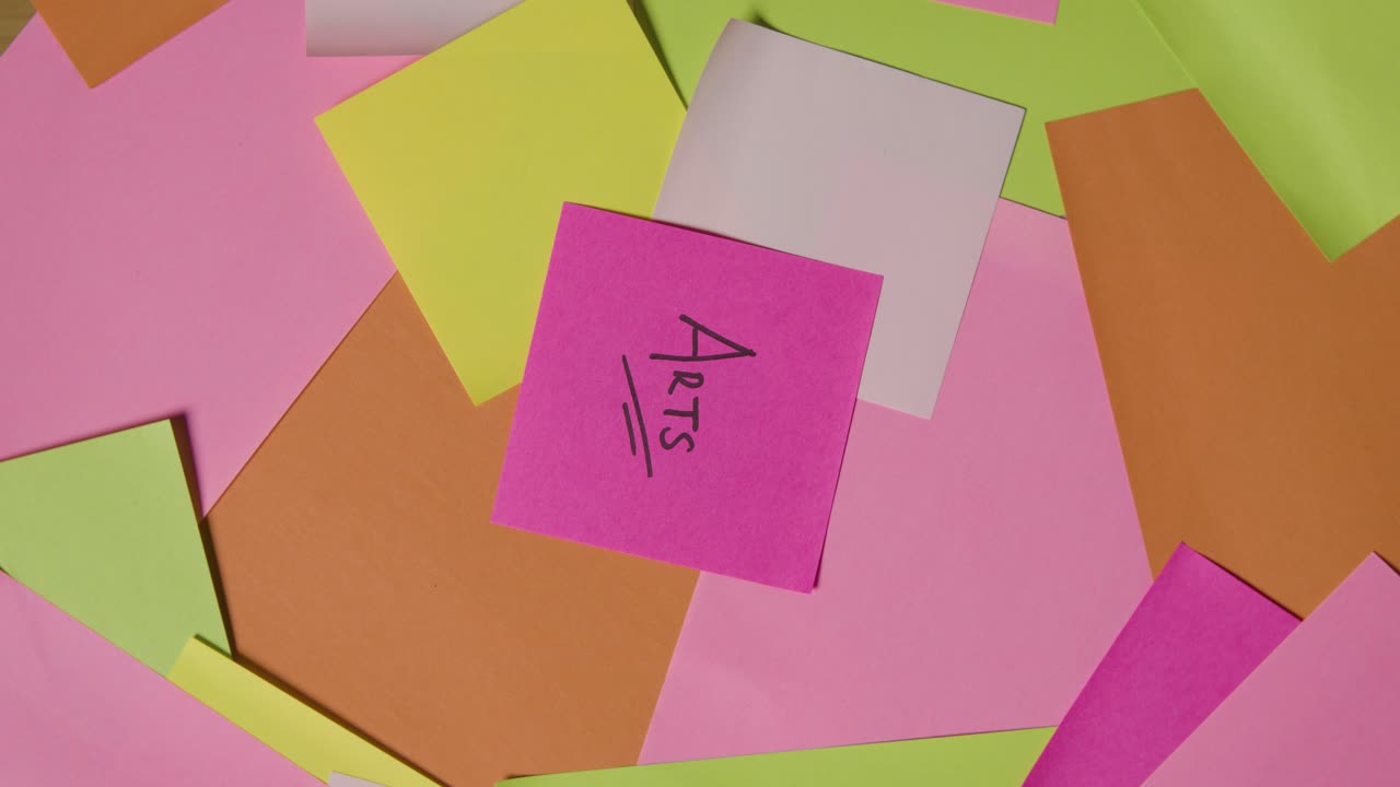 concepto educativo de notas adhesivas giratorias con artes escritas en la nota superior