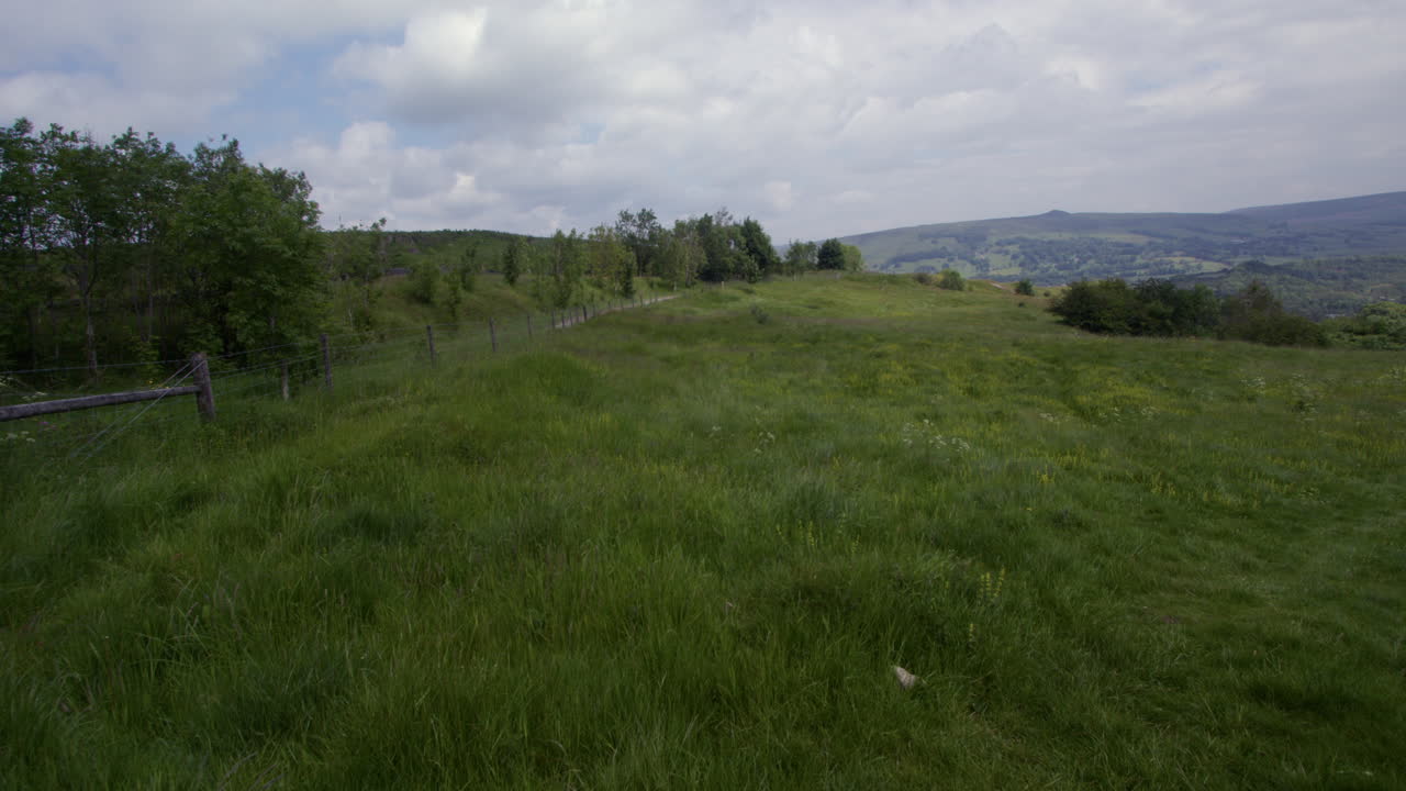 amplio tiro mirando a través de campos abiertos en siggate road y la gran cresta en el fondo