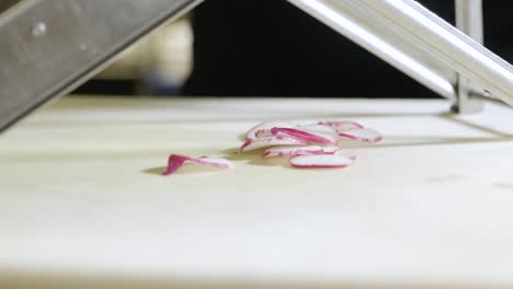 Thin-slices-of-radishes-with-a-machine