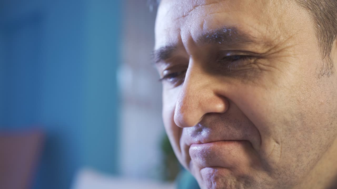 retrato de un hombre respetuoso y comprensivo sonriendo tristemente.