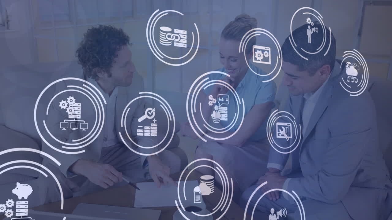 profesionales de negocios caucásicos discuten en un entorno de oficina