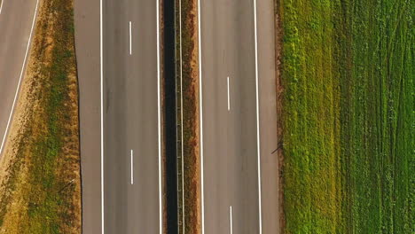 Paisaje-De-La-Carretera-De-Tráfico-De-Automóviles.-Vista-Superior-Del-Coche-Moviéndose-Por-La-Carretera.