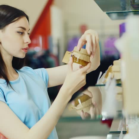 女人買廁所用品