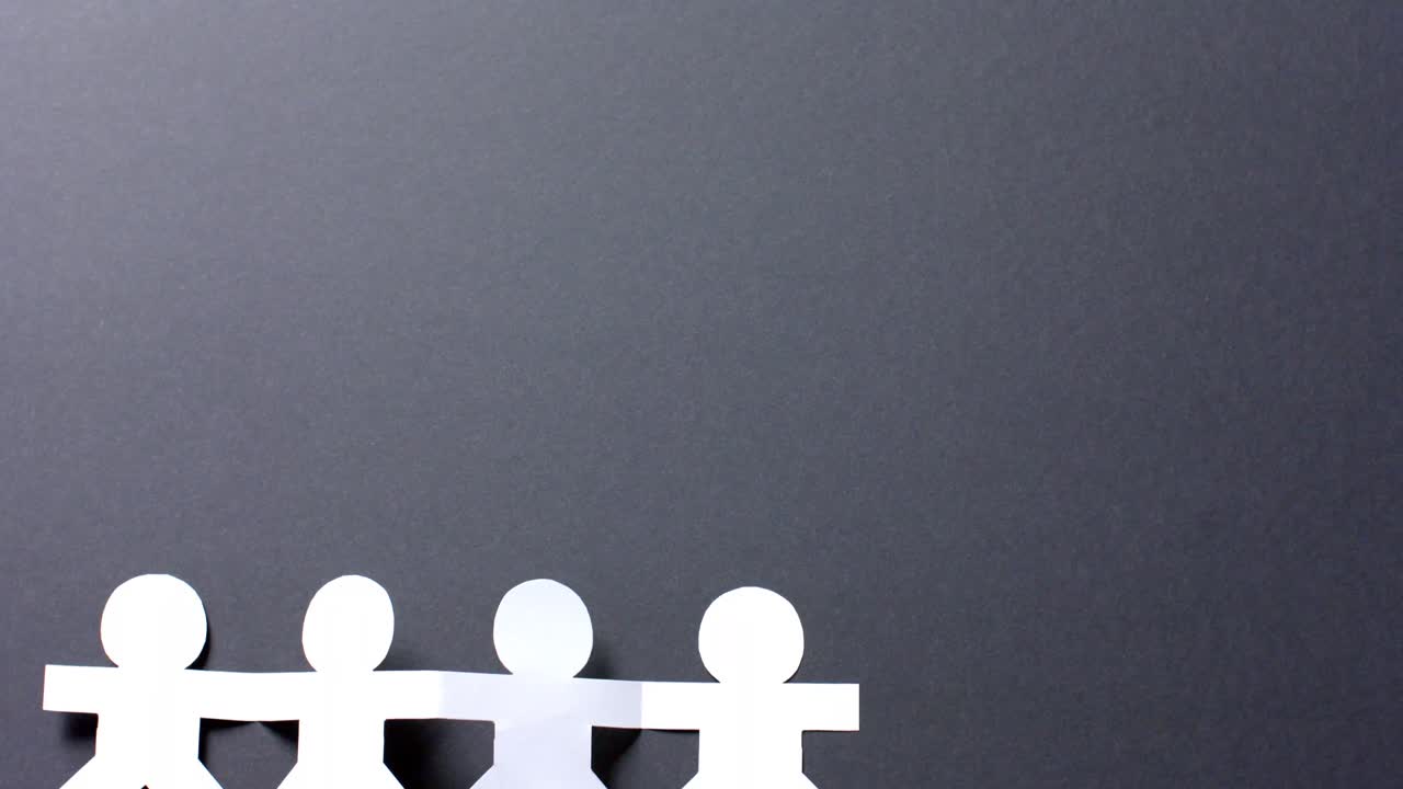 복사 공간과 함께 회색 배경에  ⁇  종이로 만든 손을 잡은 사람들의 클로즈업