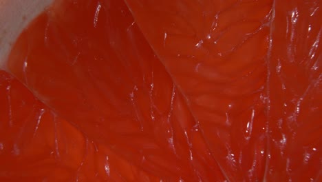 un fragmento de pomelo en primer plano sobre un fondo negro. fruta orgánica.