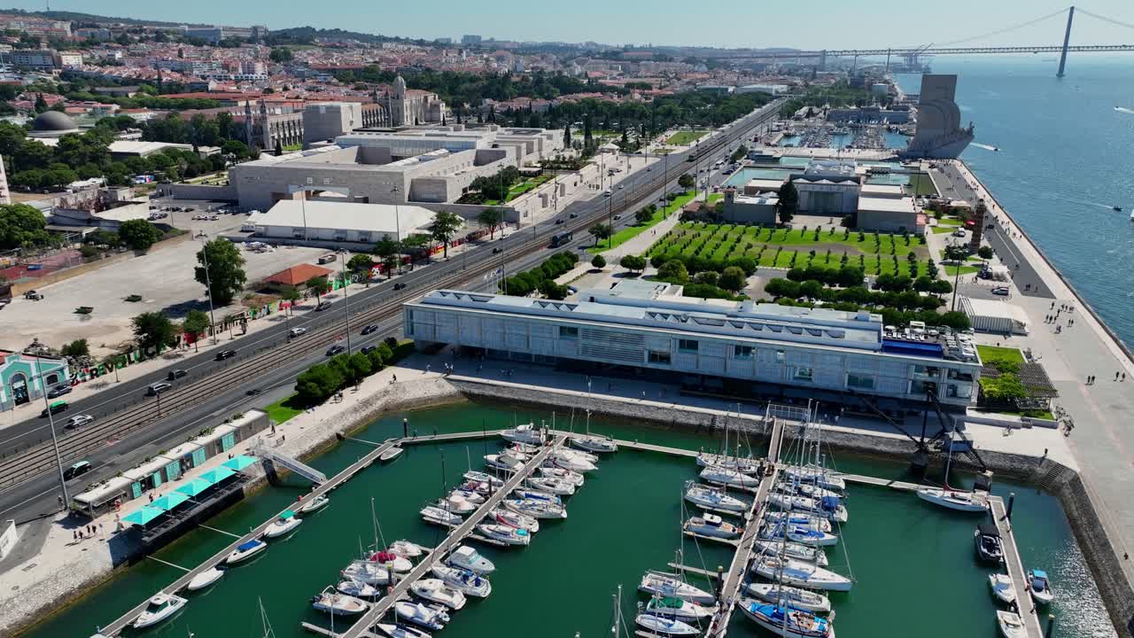 드론은 각으로 반  ⁇ 으로 날면서 위로 기울어져 촬영되었습니다.