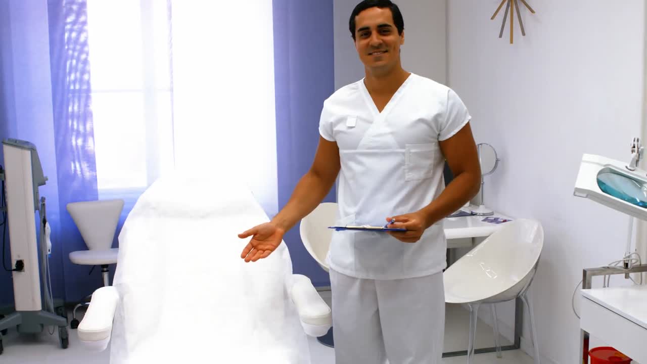 médico que trabaja en la clínica