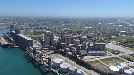 vista aérea de las terminales de exportación de granos más grandes en el puerto de necochea en la orilla del río quequen grande, sitio 0 de quequen s.a terminal