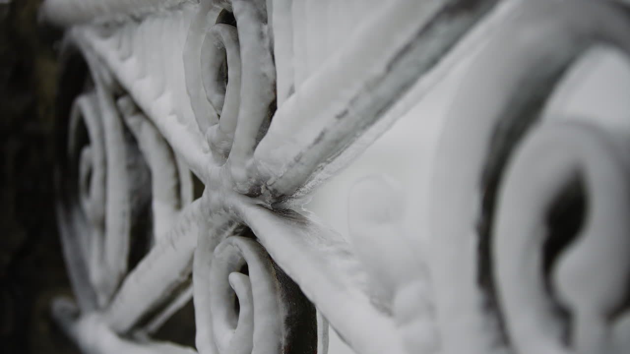 крупный план замерзшего поручня - на ниагарском водопаде в штате онтарио