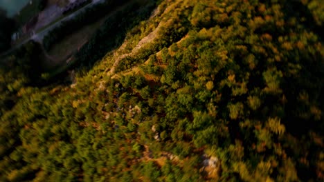 Toma-De-órbita-Fpv-Del-Profundo-Valle-Verde-De-Wachau-Al-Atardecer,-Río-Danubio,-Austria