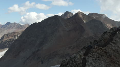 Luftdrohnenaufnahme-Eines-Verschwindenden-Gletschers-In-Den-Dolomiten-Italiens