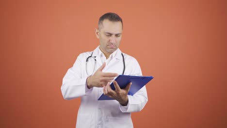 el médico que examina el papeleo es considerado.