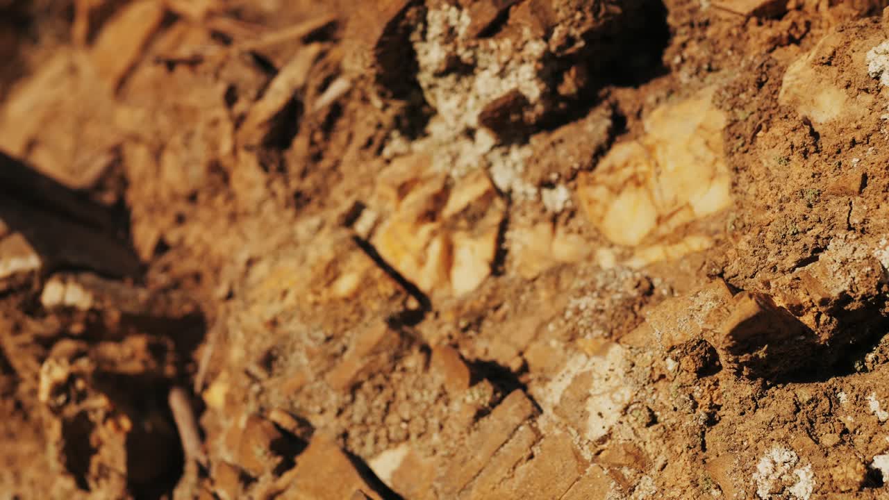 Primo piano di un muro di roccia e terra che si sgretola