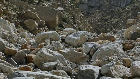 Pequeñas-Cascadas-Formadas-Por-Agua-Procedente-De-Los-Glaciares-De-La-Región-De-Gangotri---Formando-Parte-De-Ganges-En-India