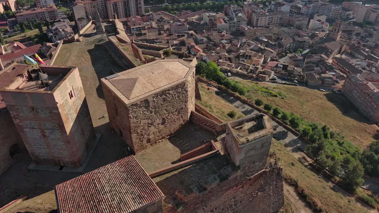 histórico castillo templario en monzon, huesca con la ciudad circundante, día soleado, vista aérea