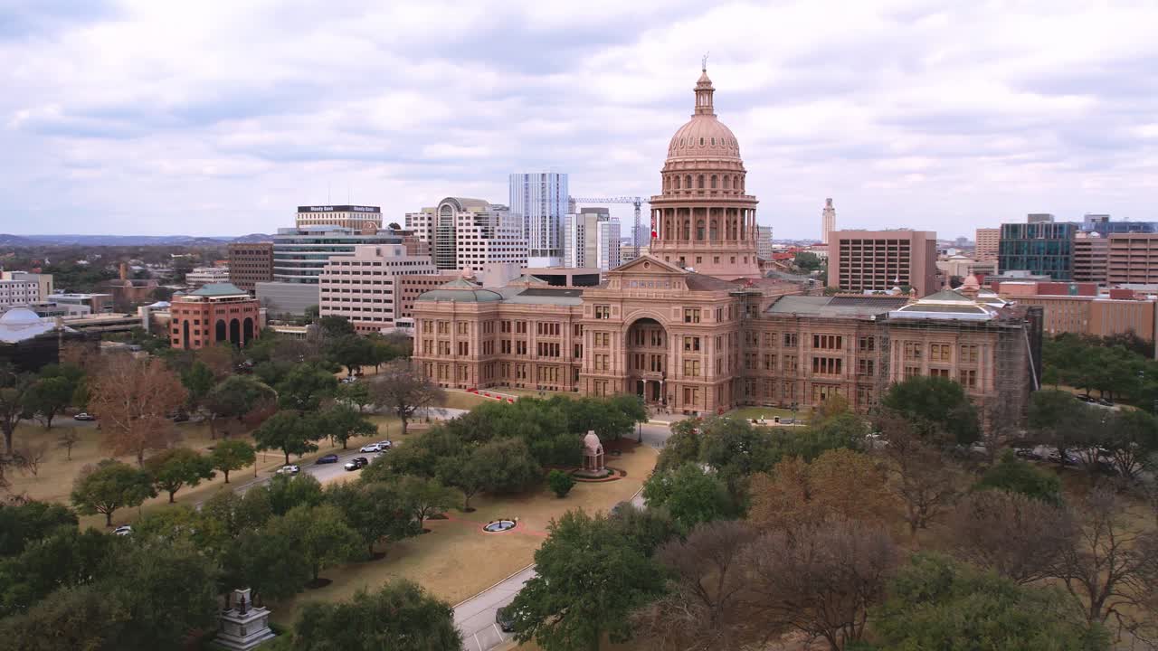 el edificio del capitolio del estado de texas banderas hacia atrás 4k 60fps