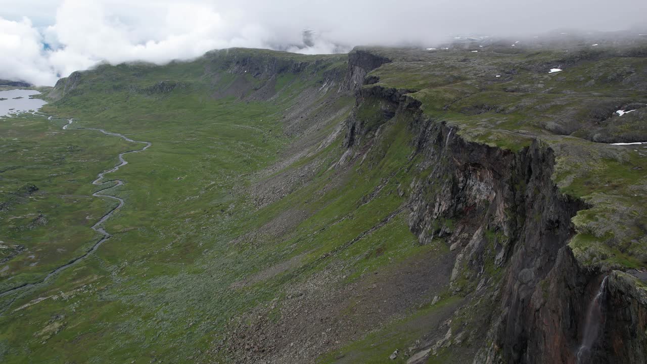 hardangervidda 국립 공원의 skytjedalen 계곡을 드러내는 산 절벽의 영화 같은 공중 드론 샷
