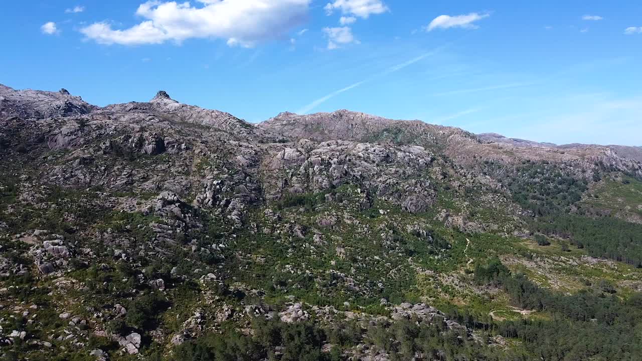 vista aérea de las montañas rocosas en europa portugal peneda geres parque nacional