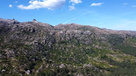 Vista-Aérea-De-Las-Montañas-Rocosas-En-Europa-Portugal-Peneda-Geres-Parque-Nacional